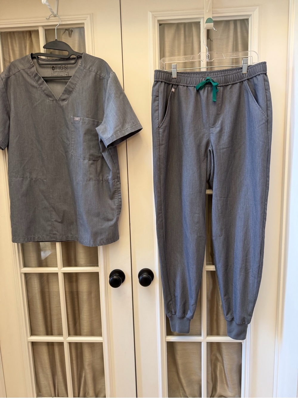 Medium Men’s Graphite Figs Scrubs Set w/ Tansen Jogger & 3-Pocket Top
